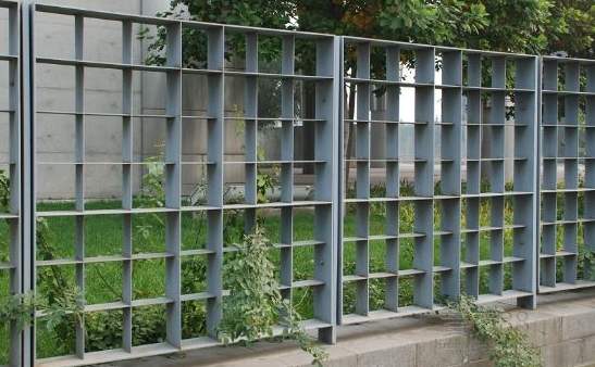 鋼格柵板防護(hù)圍欄